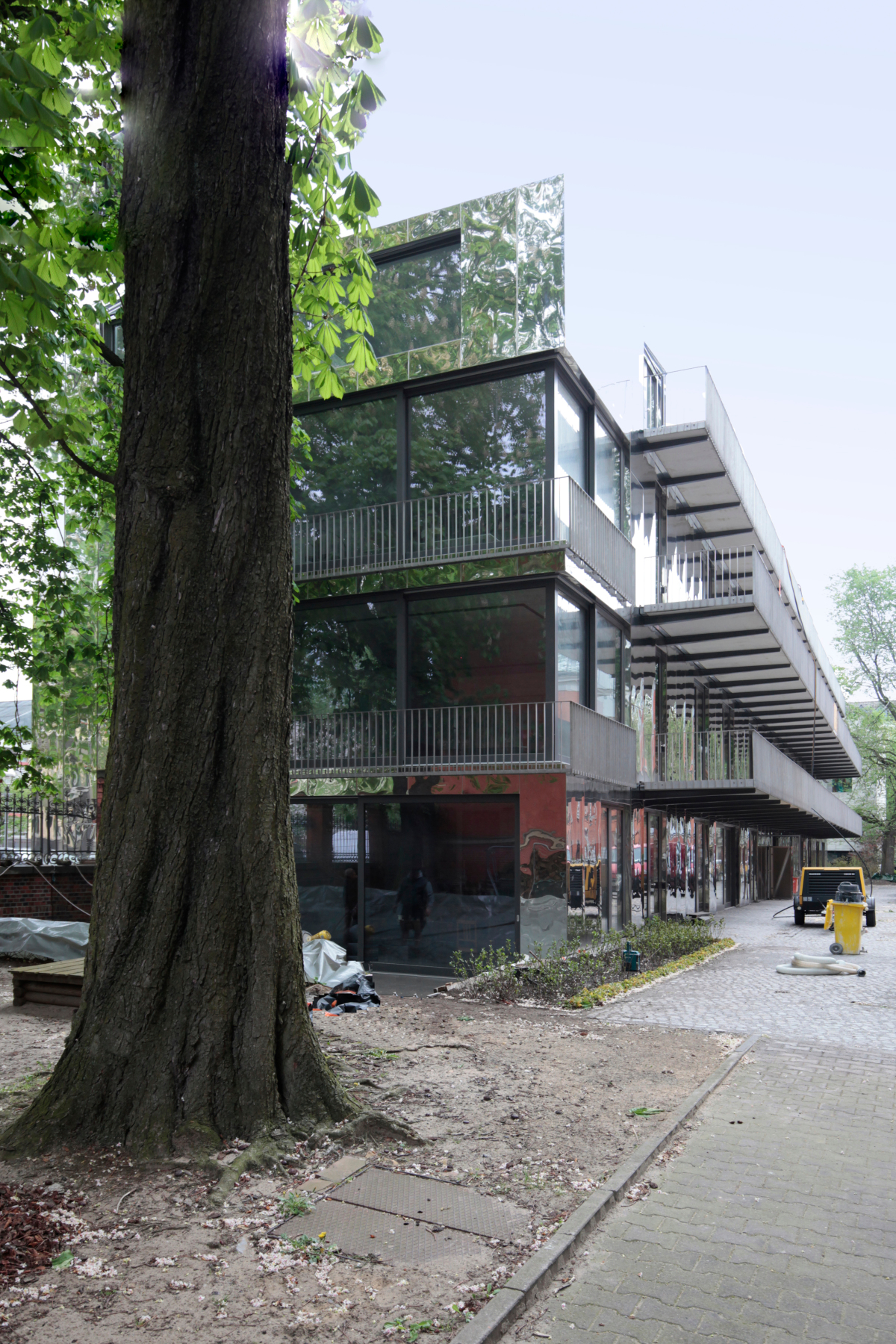 haus mit fahrrädern auf wand berlin