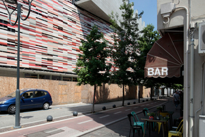  Südostfassade entlang der Via Brenta Veccia, eine kleine Straße mit Fahrradschnellstrecke und einer kleinen Bar ... bisher. Hinter dem Bauzaun wird sich das M9 zum Ende dieses Jahres 2018 geöffnet haben 