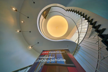 Der Veranstaltungsort, der Malkasten in Düsseldorf. Wunderschöne Architektur aus den 1950-ger Jahren hier das Treppenauge