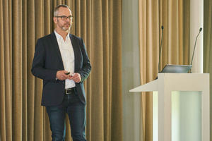  Dipl.-Ing Michael Reiß, Director ingenhoven architects, gab Einblicke in eine Vielzahl eindrucksvoller Projekte, die das Büro ingenhoven unter seiner Verantwortung bearbeitet hat. Aktuell hat das Büro mit dem Rathaus in Freiburg beim Balthasar Neumann Pre 