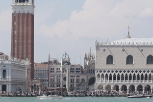  Die Stadt ist voll: Hat Venedig trotzdem immer noch sich selbst? Wasserseite San Marco, Hauptattraktion der Lagunenstadt 