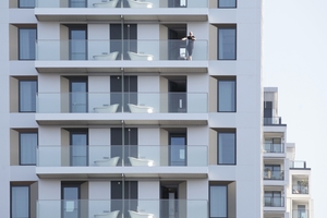  Auf den Balkonen der Südfassade stehen Badewannen, in denen der Gast mit Blick über Düsseldorf im Freien baden kann 