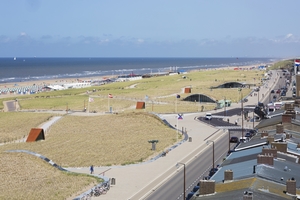  Katwijk-aan-Zee ist eine 14 000 Einwohner zählende Gemeinde, die bei Wochenendspaziergängern aus den umliegenden Ballungsräumen Leiden und Den Haag aufgrund ihres weitgehend unberührten kilometer­langen Sandstrands bekannt und geschätzt ist 