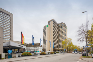  BayWa-Hochhaus, 2017. Der monolithische Baukörper wurde in acht sternförmig und versetzt zueinander angeordnete Hochhausscheiben optisch aufgelöst, was mit dem Materialwechsel innerhalb der Fassaden unterstützt wird 