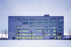  Bauzentrum Riem, 2003. Das Gebäude wurde durchgängig in Stahlbeton-Fertigbauweise errichtet, seine Fassade kann als eine Stapelung von großen aneinandergereihten Schaufenstern gelesen werden 