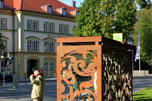  Haltestelle Ländtorplatz 1997: Das Wartehaus besteht im Wesentlichen aus einer freitragenden, 12 mm starken gekanteten Corten-Stahlplatte, aus welcher mittels Laser ein Muster ausgeschnitten wurde 