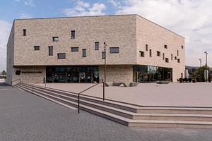  160 Tonnen V.O.R. Mauermörtel von quick-mix halten die Verblendfassade der Stadthalle Lohr zusammen 