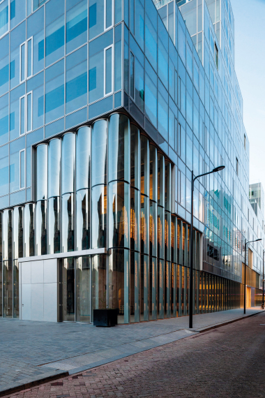 Gebogenes Glas in der Fassade des Timmerhuis in Rotterdam