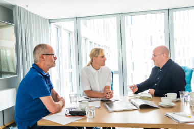 Heftpaten-Gespraech_v.l._Benedikt-Kraft_Sandra-Greiser_und_Rudi-Scheuermann_Foto_Marcel-Schwickerath