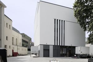  Links das Theater, rechts die neuen Probebühnen mit Werkstätten (Ostansicht) 