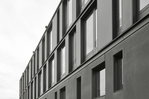  ZSW-Stuttgart-Henning-Larsen-schwarzer_Betonsockel-und-schwarze-Aluminiumfassade-Jens-WIllebrand 