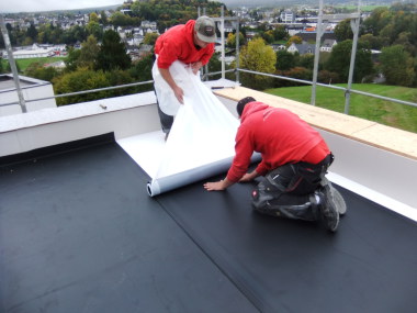 Aufbringen der selbstklebenden EPDM-Dachbahn