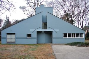  "Mother's House", eigentlich "Vanna Venturi House", Chestnut Hill, Pennsylvania (1959–1964), vielleicht das populärste Beispiel für den Postmodernismus Venturis 