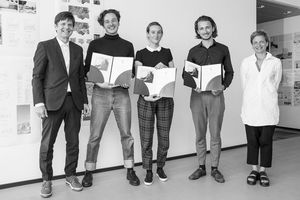  v.l.n.r.: Gerhard G. Feldmeyer (HPP), Jonas Illigmann (UdK Berlin), Luise von Zimmermann (UdK Berlin), Matti Hänsch (Leibniz Universität Hannover), Prof. Barbara Holzer (Juryvorsitzende) 