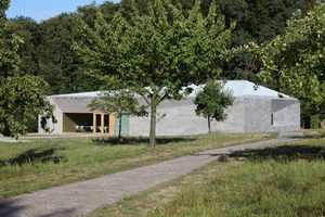  Ein Findling auf der Obstgartenwiese: der Museumsneubau (hinten links unsichtbar der Bestand) 