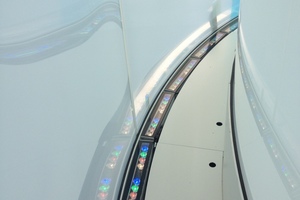  Die LEDs im Scheibenzwischenraum erleuchten die Glasblasen in den gewünschten Farbtönen. Eine zwischen den Gläsern liegende Folie streut den Lichtfarbton in die Fläche 