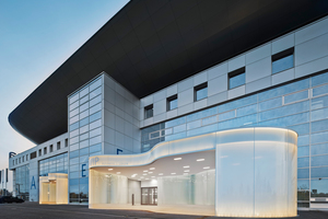  VIP-Eingang-SAP-Arena-komplette-Ansicht-mit-Beleuchtung-Fotograf-Norbert-Miguletz-Architekten-Meixner-Schlueter-Wendt-DBZ-Deutsche-BauZeitschrift 