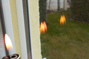  Bild 2: Die Position der Wärmeschutzbeschichtung kann bei einigen Isolierverglasungen anhand der andersfarbig reflektierten Flamme erkannt werden 