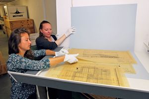  Zwei Mitarbeiterinnen des Müther-Archivs an der Hochschule Wismar, Lisa Zorn und Antje Diebermann, sichten die restaurierten Pläne der Messehalle Rostock-Schutow 