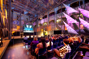  Abb. 7: Innenansicht der Glass Music Hall in der Berlage Börse, Amsterdam (Architekt Pieter Zaanen), mitFiligran-Zugträgern und verschraubten Quattro-Knoten mit nachträglich gedrehten Bolzen 