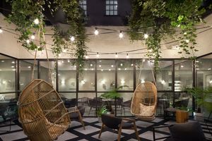  Innenhof Kimpton DeWitt: Stilvoller Innenhof als Verbindung zur Natur im Kimpton DeWitt Hotel in Amsterdam 