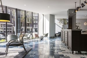  Lobby Kimpton DeWitt: Moderne Lobby als Herzstück des Kimpton DeWitt Hotels in Amsterdam 