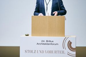  Wie gewohnt moderierte Burkhard Fröhlich, ehemaliger DBZ-Chefredakteur, Bauverlag BV GmbH, Gütersloh, das Architektenforum 