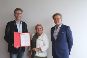  HSD-Präsidentin Prof. Dr. Brigitte Grass überreichte gemeinsam mit dem Dekan des Fachbereichs Architektur, Prof. Juan Pablo Molestina, Thomas Fenner (l.) die Ernennungsurkunde zum Honorarprofessor 