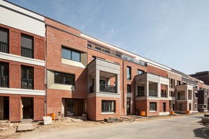  Die Fassadengestaltung der Straßenseite beruht auf dem Studium des historischen Hamburger Stadthauses, das mit rotem Klinker und Naturstein verkleidet war 