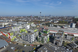  Grüner Weg Köln – LuftbildAuf Industriebrachen wurde ein innenstadtnahes, gemischtes Quartier entwickelt und somit dringend benötigter Wohnraum geschaffen. Statt einer „Monostruktur“ sollte ein lebendiges Wohnquartier mit einer gesunden Mischung aus Wohnen und Arbeiten entstehen. Herausforderungen lagen u. a. in der vorgegebenen Dichte und Heterogenität an diesem Ort und den speziellen Gebäudezuschnitten für Wohnungen, Gewerbeflächen und Mischformen mit flexiblen und nicht determinierten Grundstrukturen 