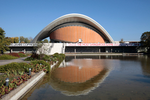 Die Kongresshalle, heute Haus der Kulturen der Welt, wurde im Rahmen der Interbau 1957 gebaut und war damals schon dem freien Gedankenaustausch gewidmet 