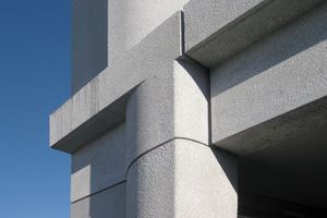  Für die Architekten war die Planung der Betonfassade fast eine Art Forschungsarbeit, bei der es zu entscheiden galt, welche Zuschlagstoffe und Bearbeitung ihren Vorstellungen am besten entsprechen würde. Marmor in Kombination mit Eisenoxid bestimmt nun das Erscheinungsbild der Fassadenelemente 