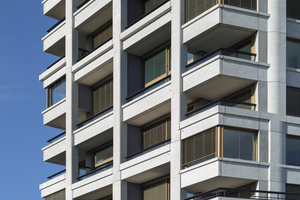  Die Gliederung der Fassade ergibt sich unmittelbar aus der inneren Raumstruktur mit teilweise 1,5 Geschosse hohen Räumen 