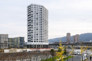  Das Zölly-Hochhaus hat einen unregelmäßígen, fünfeckigen, in Nord-Süd-Richtung orientierten Grundriss, der einen Bezug zum benachbarten, ­ebenfalls fünfeckigen Mobimo Tower aufnimmt.Plastisch ausgebildete Fassadenelemente, unterschiedlich große Fenster und Loggien verleihen dem Gebäude ein abwechslungsreiches Äußeres 