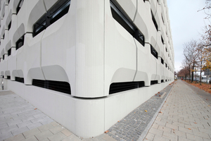  Sieben horizontale, zwölf vertikale Achsen. Blick entlang der sanierten Fassade des BMW Parkhauses 