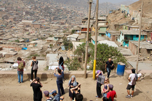  Fördern: Projekt „Centro Comunal“. Im Rahmen der Summerschool in Lima erarbeiteten ArchitekturstudentInnen ein Nutzungs- und Planungskonzept für einen öffentlichen Speisesaal sowie eine Kindertagesstätte 