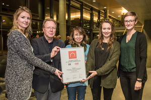  Die ausgezeichneten Studentinnen und die Juryvertreter. v.l.n.r.: Simone Sprenger, Thomas Bade (CEO des Institut für Universal Design), Miki Schimokawa (DDI Deutsches Design Institut inKyoto), Sarah Busching undSophie Golle 