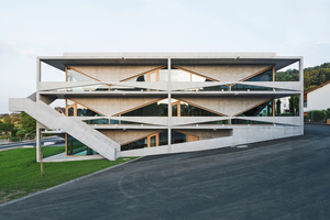  36 Schulhaus in Thal/CH vonAngela Deuber Architect:Die Fassaden entstehen aus der Tragstruktur des Betons, während die Geschossdecken ein lineares Auflager benötigen, reicht für den Lastabtrag ein Pfeiler aus 