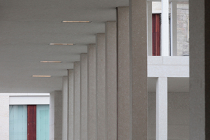  Blick durch den Stützenwald der Galerie auf den Galeriebau am Kupfergraben, ebenfalls David Chipperfield 