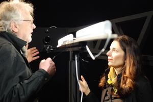  Das Lichtlabor der Hochschule OWL besitzt jetzt ein sogenanntes Nahfeldgoniophotometer, erläutern Dipl.-Ing. Peter Schuster, Wissenschaftlicher Mitarbeiter des Lichtlabors, und Prof. Mary-Anne Kyriakou. 
 