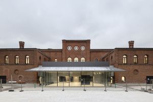  Der verglaste Pavillon im Ehrenhof setzt sich in Materialität und Formensprache deutlich vom Altbau ab 