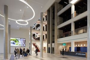  Der Haupteingang führt in die zentrale Halle der privaten Wirtschaftsuniversität, die mit 15 Aufzügen, sechs Treppenkernen und offenen, einläufigen Treppen vielfältig erschlossen ist 
