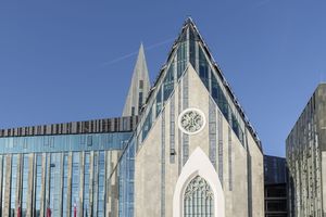  Mithilfe der gelungenen Kombination von Stein und Glas ist es den Architekten gelungen die Umrisse der alten Kirche wiederzugeben 