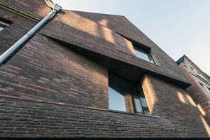  Die Fensteröffnung zum Wohnraum im 1. Obergeschoss gleicht einem skulpturalen Eingriff in die Giebelwand, hier akzentuiert durch einen verglasten Rücksprung, der von einem seitlichen Podest aus den Blick bis zum mittelalterlichen Buddenturm erlaubt 