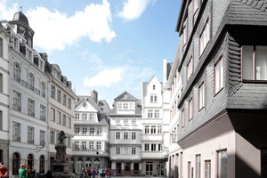  Blick auf den niegelnagelneuen Hühnermarkt, Frankfurt a. M. Acht von elf ­Häusern wurden hier rekonstruiert, ­lediglich die Häuser der Ostseite (rechts auf dem Foto) sind Neuerfindungen eines irgendwie Mittelalterlichen.Am 20. September 2013 beschloss der Frankfurter Rat, den Stoltze-Brunnen wiederzuholen, gegen den Widerstand des Amts für Denkmalschutz 