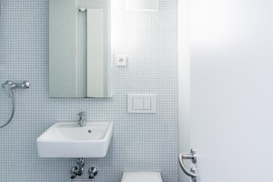  So funktional wie ein Zimmer: das kleine Bad mit Feuchtraumtür  