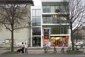  Das Wohn- und Geschäftshaus bildete 2008 den Auftakt für das Stadtquartier. Der Hochbunker links daneben stand noch mehrere Jahre, bis er 2014 für den letzten Bauabschnitt abgerissen wurde 