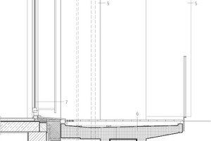  Fassadenschnitt Ostzeile mit vorgestelltem Balkon, M 1 : 33 1/3	1	Dachaufbau:		PV-Anlage 		Ziegel		Lattung 40/60 mm		Konterlattung 30/50 mm		Holzfaserdämmung WLG 040, 35 mm		Mineralwolle zw. Sparren WLG 035, 200 mm		Gipskartonplatte 	2	WDVS WLG 035, 200 mm	3	Brandriegel Mineralwolle WLG 035, 200 mm	4	Balkonbügel, Stahlbetonfertigteil, 	5	Sichtschutz, HPL-Platte	6	Bodenaufbau Balkon:		Terrassendielen auf Unterkonstruktion 		Balkonplatte Stahlbetonfertigteil		Stahlbetonkonsole		Balkongully in Beton eingebaut	7	Dreischeiben-Wärmeschutzverglasung  