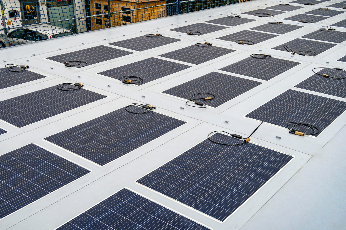 Dachbahn Evalon Solar mit semiflexiblen PV-Modulen von alwitra
