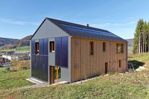  Einfamilienhaus mit fassadenintegrierter Photovoltaik 